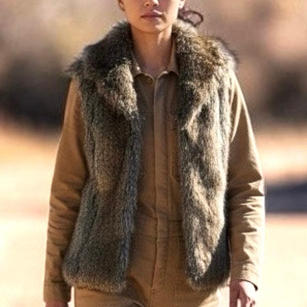 Révue Faux fur vest size med NWTs
